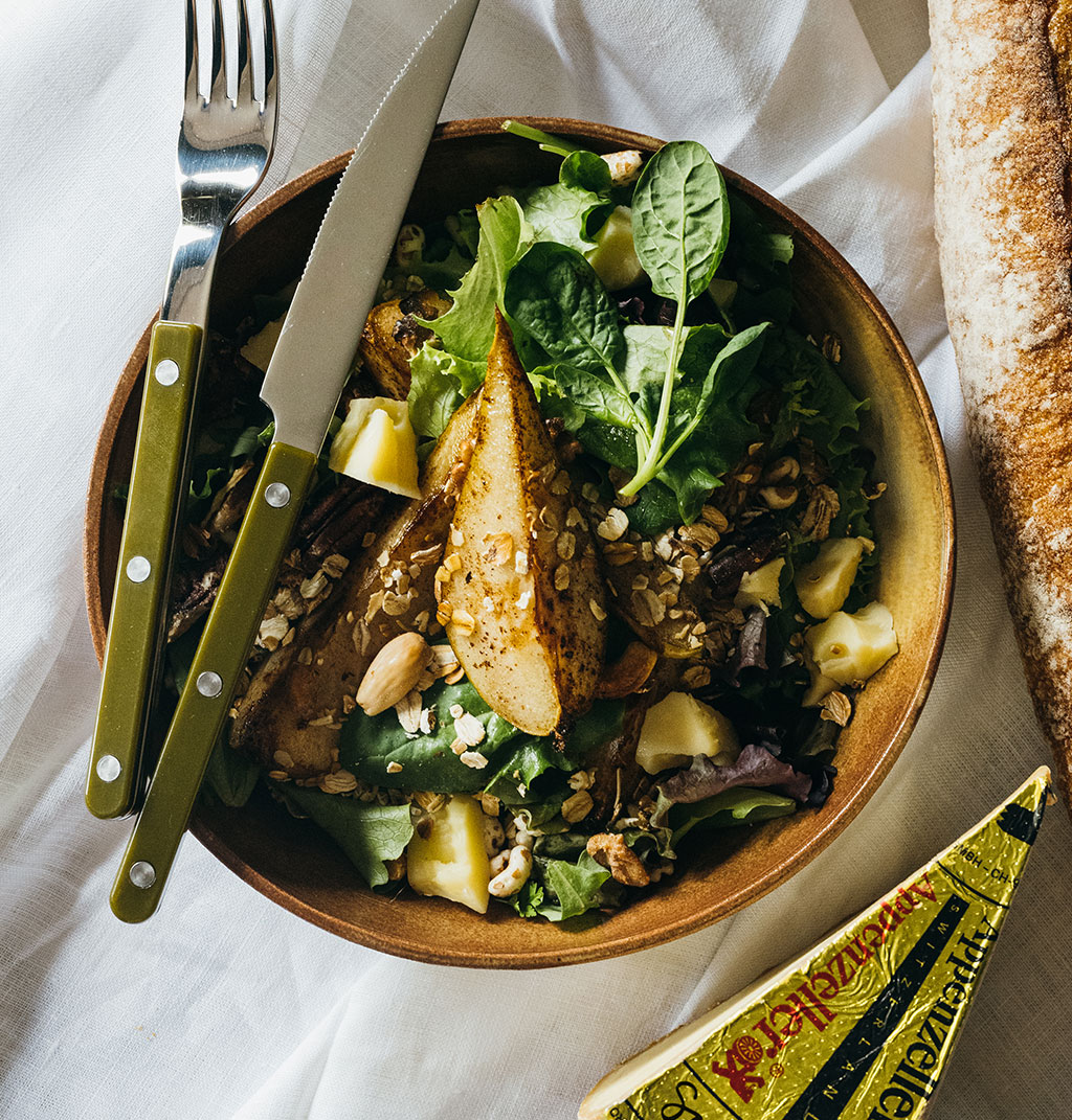 Granola-Salat mit gebackenen Birnen und Appenzeller® Käse