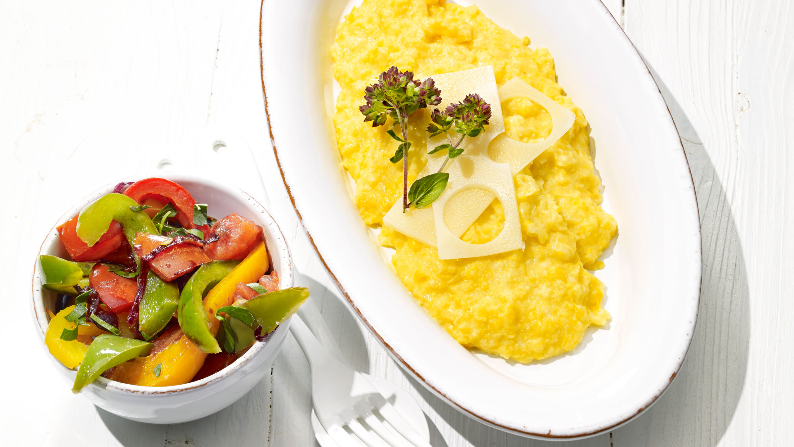 Polenta mit Schweizer Emmentaler AOP und Paprikasalat