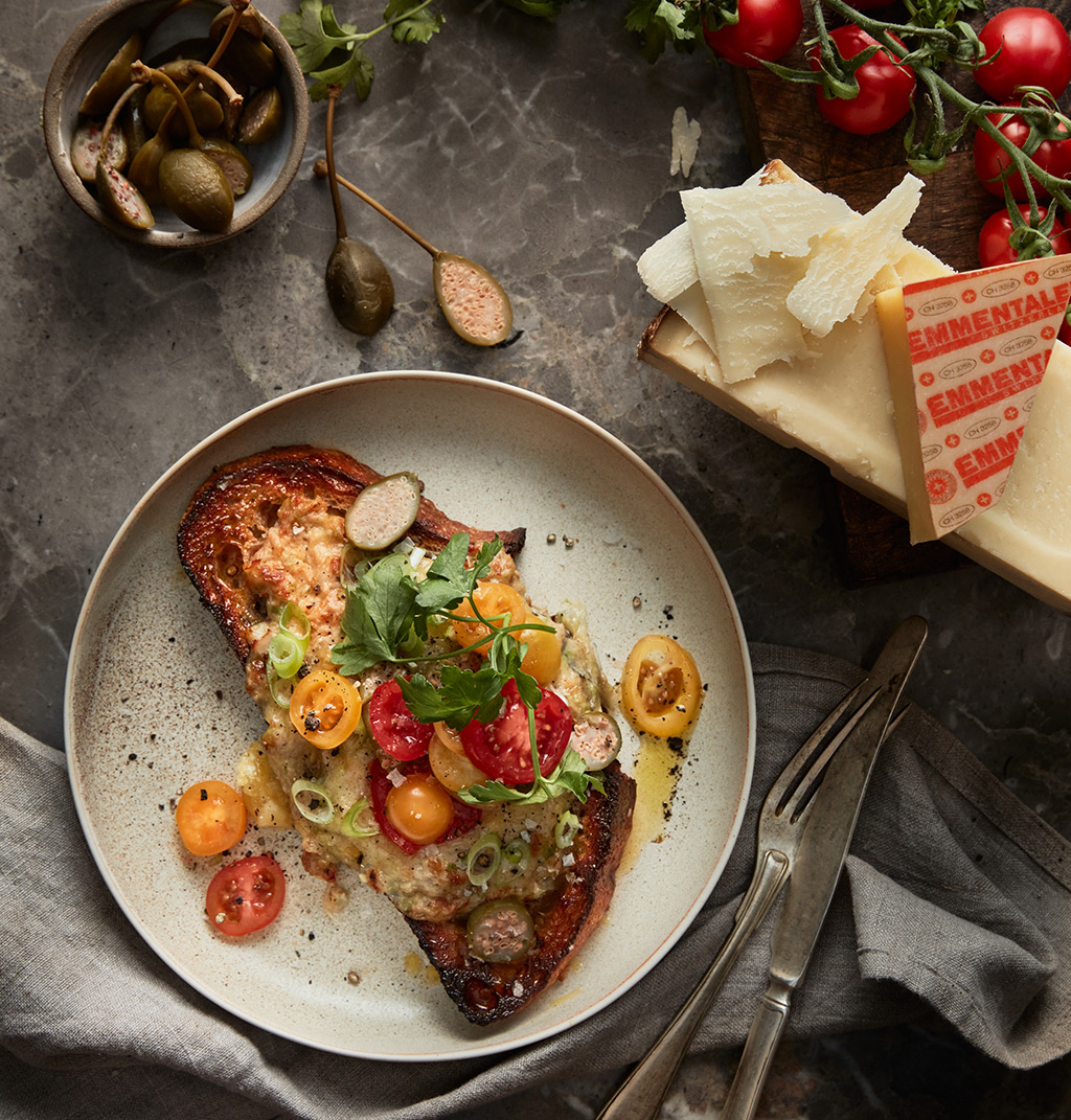 Gratiniertes Sauerteigbrot mit Thunfisch und Schweizer Emmentaler AOP