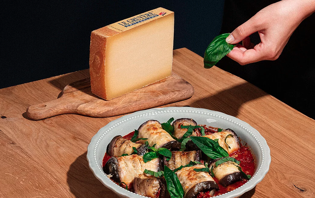 Auberginenröllchen in Tomatensalsa mit Le Gruyère AOP