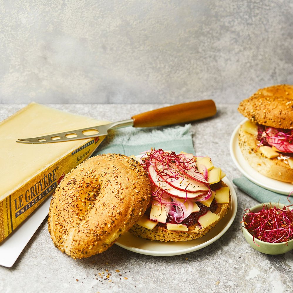 Bagel mit Roter Bete und Le Gruyère AOP