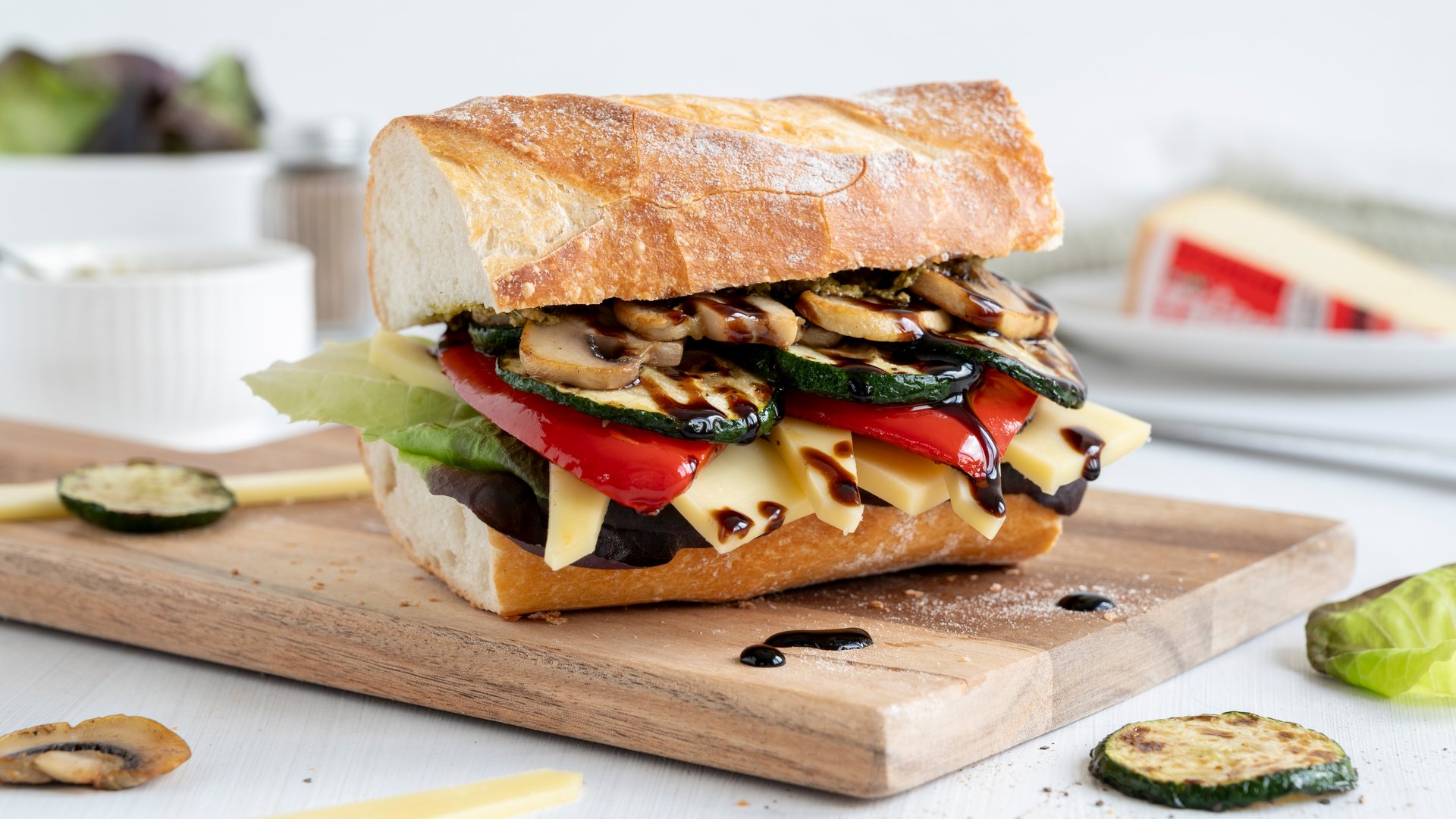 Sandwich mit Grillgemüse und Schweizer Tilsiter