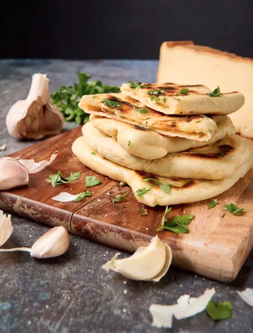 Cheese-Naanbrot mit Vacherin Fribourgeois AOP