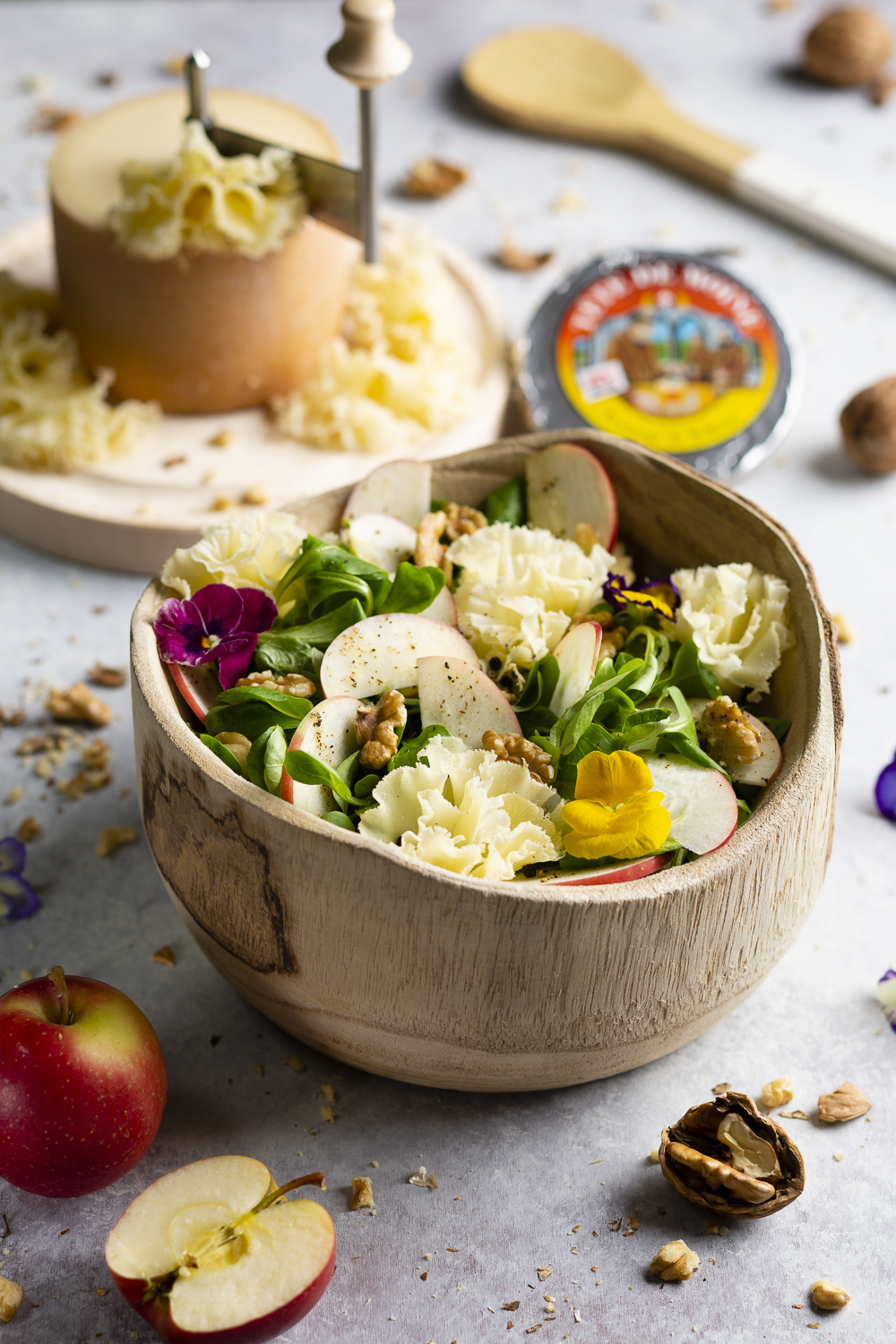 Feldsalat mit Äpfeln, Walnüssen und Tête de Moine AOP